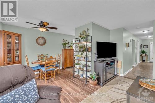 32 Felker Way, South Dundas, ON - Indoor Photo Showing Living Room