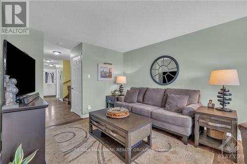 32 Felker Way, South Dundas, ON - Indoor Photo Showing Living Room