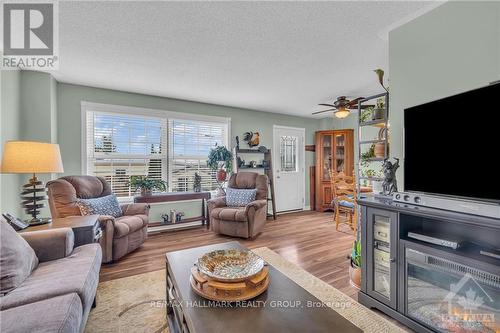 32 Felker Way, South Dundas, ON - Indoor Photo Showing Living Room