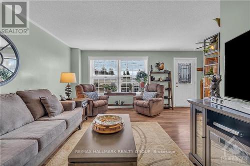 32 Felker Way, South Dundas, ON - Indoor Photo Showing Living Room