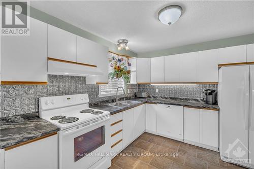 32 Felker Way, South Dundas, ON - Indoor Photo Showing Kitchen