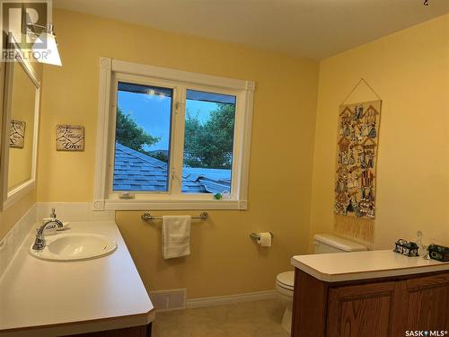 604 North Hill Drive, Swift Current, SK - Indoor Photo Showing Bathroom