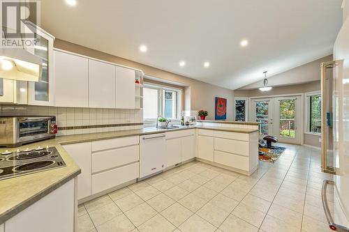 4141 Gallaghers Boulevard S, Kelowna, BC - Indoor Photo Showing Kitchen With Double Sink