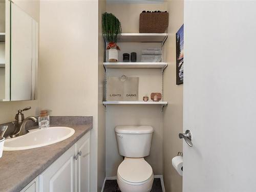 3304 Richmond Rd, Saanich, BC - Indoor Photo Showing Bathroom