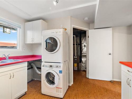 3304 Richmond Rd, Saanich, BC - Indoor Photo Showing Laundry Room