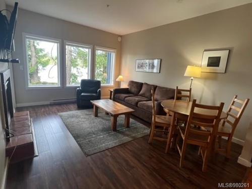 602-1971 Harbour Dr, Ucluelet, BC - Indoor Photo Showing Living Room