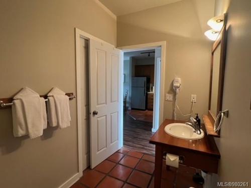 602-1971 Harbour Dr, Ucluelet, BC - Indoor Photo Showing Bathroom