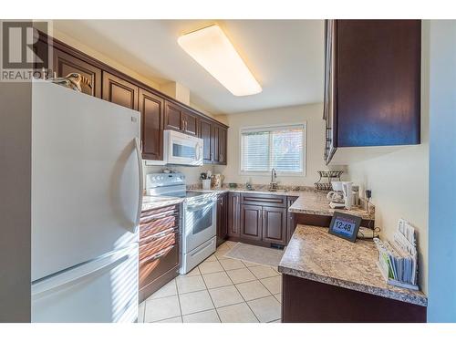 250 Pemberton Terrace Unit# 1, Kamloops, BC - Indoor Photo Showing Kitchen