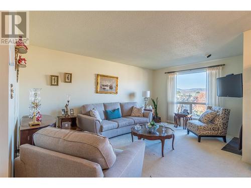 250 Pemberton Terrace Unit# 1, Kamloops, BC - Indoor Photo Showing Living Room