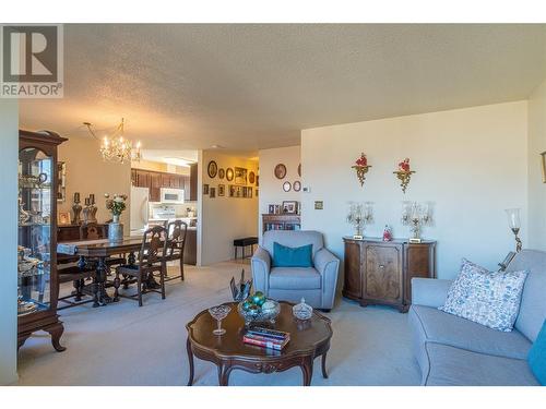 250 Pemberton Terrace Unit# 1, Kamloops, BC - Indoor Photo Showing Living Room