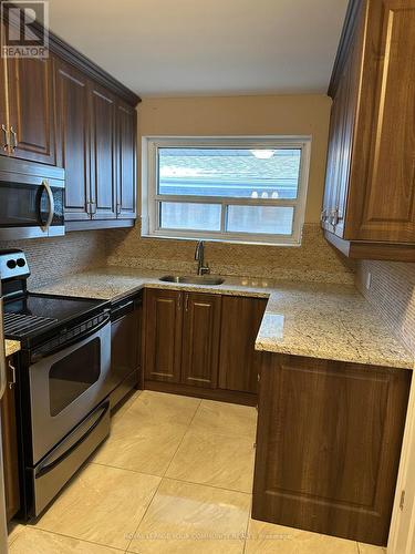 388 Allen Court, Richmond Hill, ON - Indoor Photo Showing Kitchen