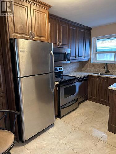 388 Allen Court, Richmond Hill, ON - Indoor Photo Showing Kitchen