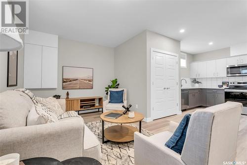 907 Traeger Manor, Saskatoon, SK - Indoor Photo Showing Living Room