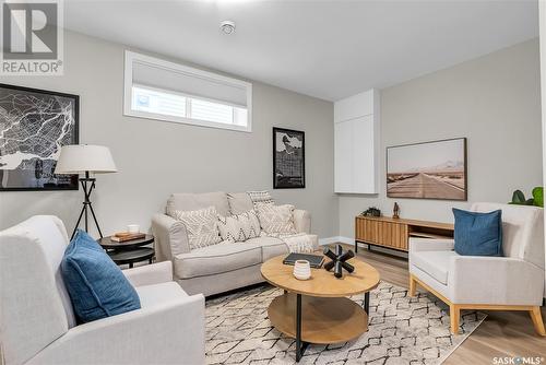 907 Traeger Manor, Saskatoon, SK - Indoor Photo Showing Living Room