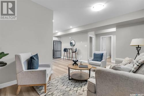 907 Traeger Manor, Saskatoon, SK - Indoor Photo Showing Living Room