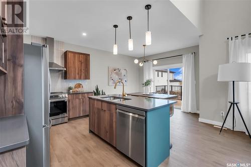 907 Traeger Manor, Saskatoon, SK - Indoor Photo Showing Kitchen With Double Sink With Upgraded Kitchen