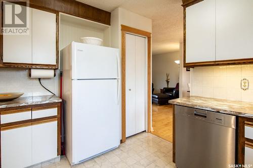 659 Candle Way, Saskatoon, SK - Indoor Photo Showing Kitchen