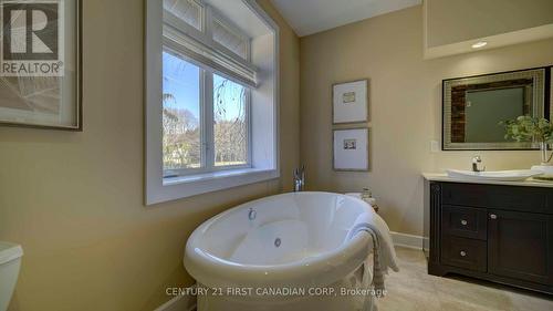 1659 Hamilton Road, London, ON - Indoor Photo Showing Bathroom