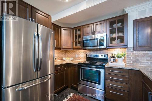 1 - 440 Wellington Street, London, ON - Indoor Photo Showing Kitchen With Upgraded Kitchen