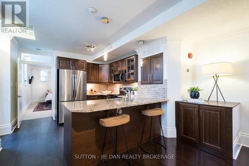 1 - 440 Wellington Street, London, ON - Indoor Photo Showing Kitchen With Upgraded Kitchen