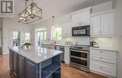 7156 Clayton Court, London, ON - Indoor Photo Showing Kitchen With Upgraded Kitchen