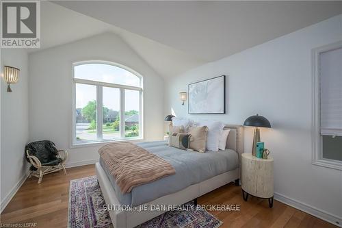 7156 Clayton Court, London, ON - Indoor Photo Showing Bedroom