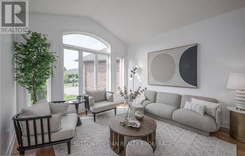 7156 Clayton Court, London, ON - Indoor Photo Showing Living Room