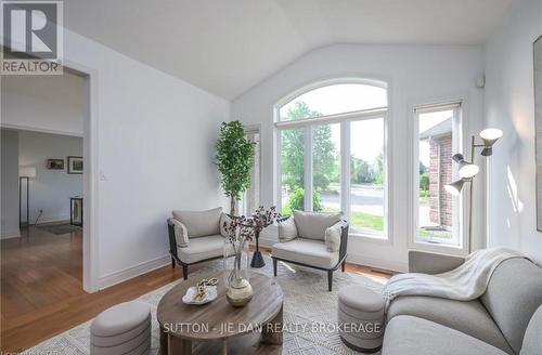 7156 Clayton Court, London, ON - Indoor Photo Showing Living Room