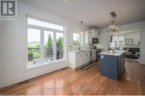 7156 Clayton Court, London, ON - Indoor Photo Showing Kitchen