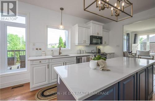 7156 Clayton Court, London, ON - Indoor Photo Showing Kitchen With Upgraded Kitchen