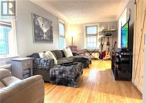 245 Trafalgar Road, Pembroke, ON - Indoor Photo Showing Living Room