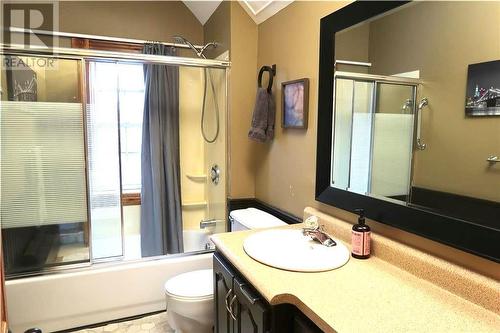 245 Trafalgar Road, Pembroke, ON - Indoor Photo Showing Bathroom