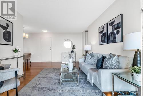 824 - 1625 Bloor Street E, Mississauga, ON - Indoor Photo Showing Living Room