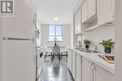 824 - 1625 Bloor Street E, Mississauga, ON - Indoor Photo Showing Kitchen With Double Sink