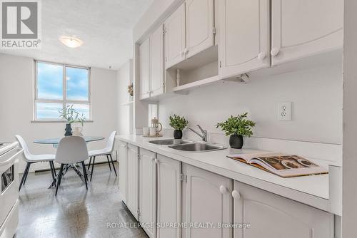 824 - 1625 Bloor Street E, Mississauga, ON - Indoor Photo Showing Kitchen With Double Sink