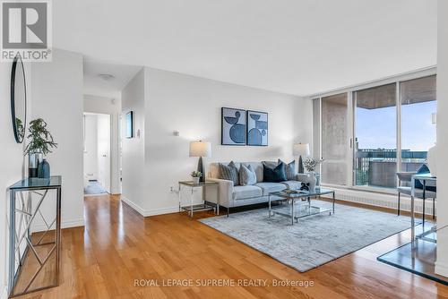 824 - 1625 Bloor Street E, Mississauga, ON - Indoor Photo Showing Living Room