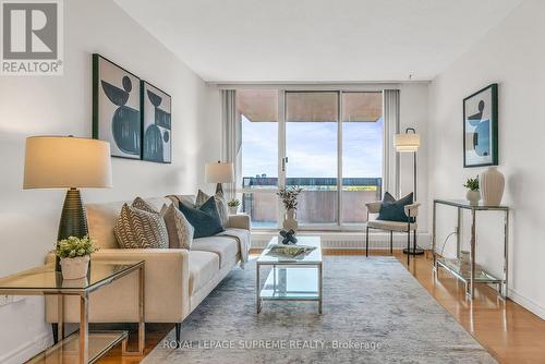 824 - 1625 Bloor Street E, Mississauga, ON - Indoor Photo Showing Living Room