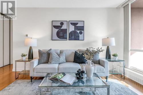 824 - 1625 Bloor Street E, Mississauga, ON - Indoor Photo Showing Living Room