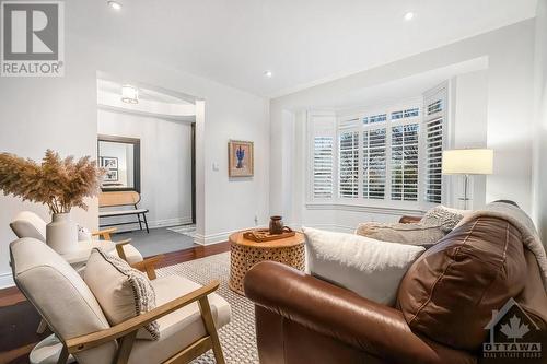 142 Chenoa Way, Nepean, ON - Indoor Photo Showing Living Room