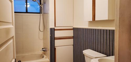 4205 29 Street, Vernon, BC - Indoor Photo Showing Bathroom