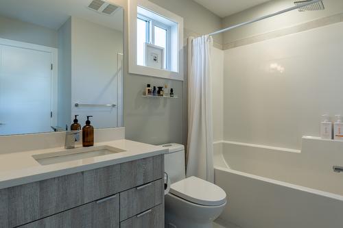 4-2973 Conlin Court, Kelowna, BC - Indoor Photo Showing Bathroom