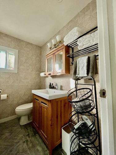 4179 Ashe Crescent, Scotch Creek, BC - Indoor Photo Showing Bathroom