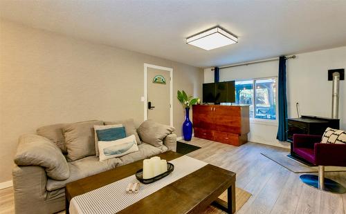 4179 Ashe Crescent, Scotch Creek, BC - Indoor Photo Showing Living Room