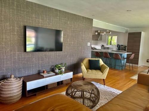 633 Waverley Street, Winnipeg, MB - Indoor Photo Showing Living Room