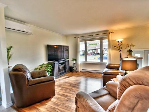 Living room - 24 Rue Doucet, Victoriaville, QC - Indoor Photo Showing Living Room