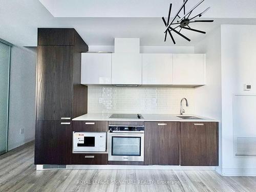 901-50 Charles St E, Toronto, ON - Indoor Photo Showing Kitchen