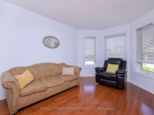 1327 Corm St, Innisfil, ON - Indoor Photo Showing Living Room