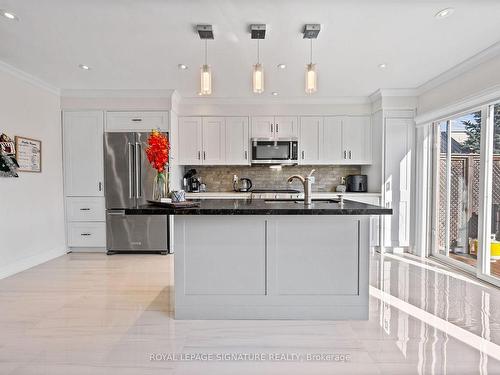 2094 Redstone Cres, Oakville, ON - Indoor Photo Showing Kitchen With Upgraded Kitchen