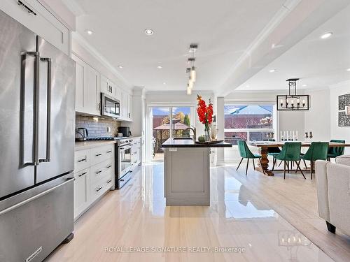 2094 Redstone Cres, Oakville, ON - Indoor Photo Showing Kitchen With Upgraded Kitchen