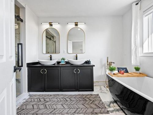 2094 Redstone Cres, Oakville, ON - Indoor Photo Showing Bathroom